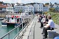 Ankunft in St. Peter Port, der Hauptstadt von Guernsey. Mittagspause der zahlreichen (Bank) Angestellten. Hunderte von Banken haben ihren Briefkasten hier im Steuerparadies.